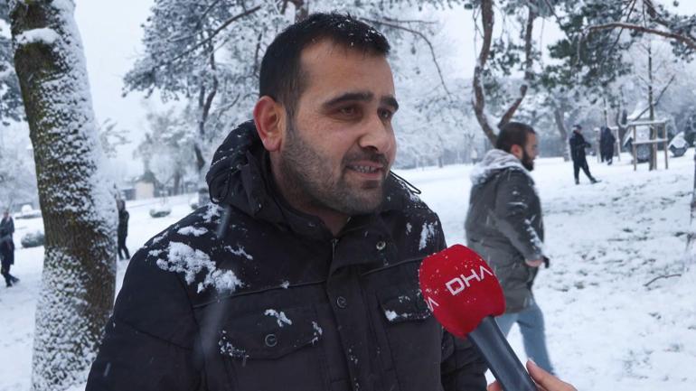 Çamlıca Tepesinde kar yağışının keyfini aileler çıkardı