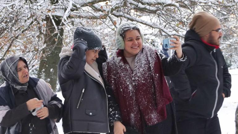 Çamlıca Tepesinde kar yağışının keyfini aileler çıkardı