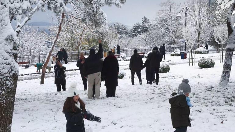 Çamlıca Tepesinde kar yağışının keyfini aileler çıkardı