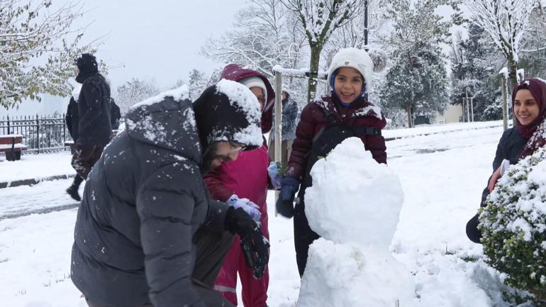 Çamlıca Tepesinde kar yağışının keyfini aileler çıkardı