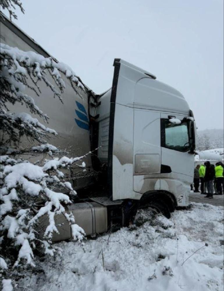 2 TIR’ın çarpıştığı kaza kamerada