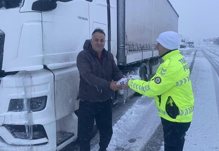 Bitlis’te seyir halindeki yakıt tankeri üzerine çığ düştü; sürücü sağ kurtarıldı