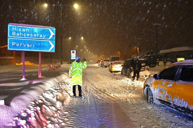 Bitlis’te seyir halindeki yakıt tankeri üzerine çığ düştü; sürücü sağ kurtarıldı