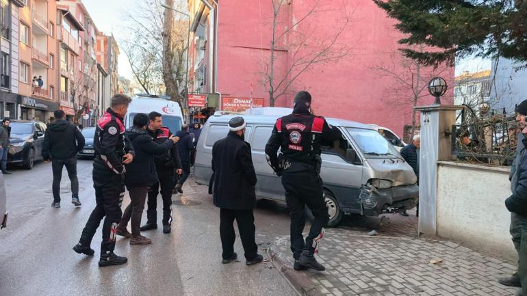 Minibüsün otomobile çarptığı kaza kamerada; 1’i çocuk, 4 yaralı