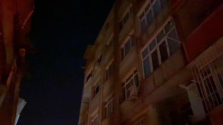 Fatihte 5 katlı binada yangın: 6 kişi dumandan etkilendi