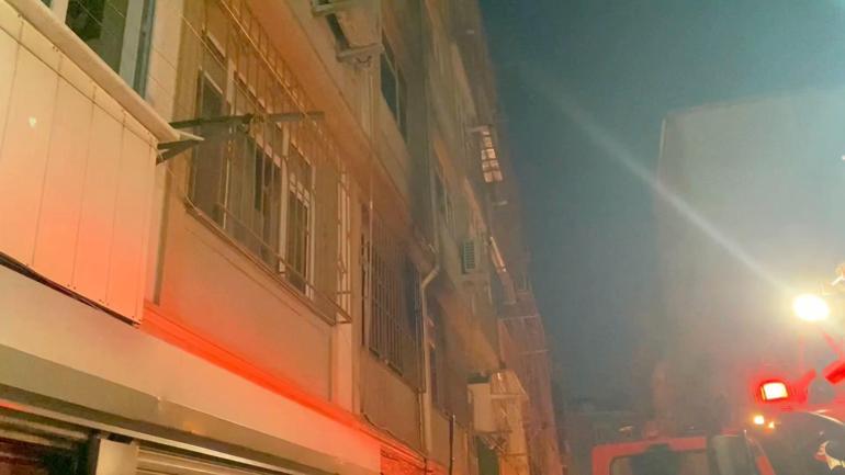 Fatihte 5 katlı binada yangın: 6 kişi dumandan etkilendi