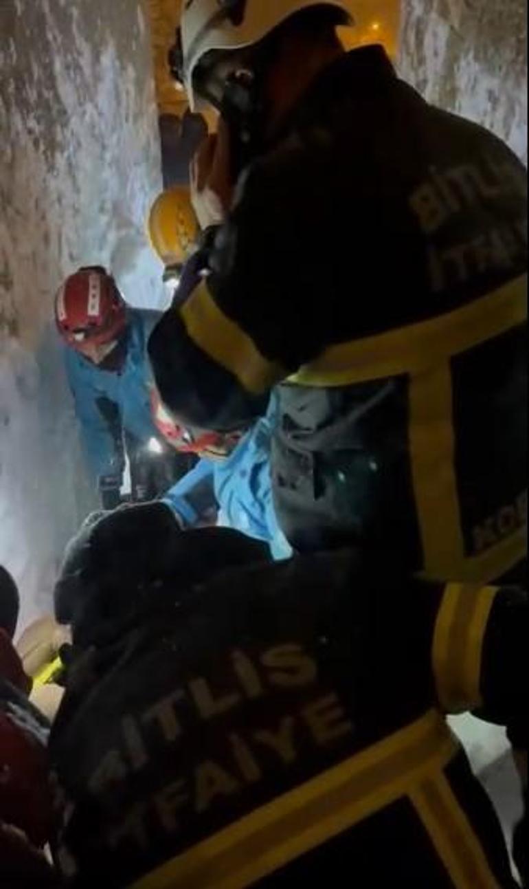 Bitlis’te seyir halindeki yakıt tankeri üzerine çığ düştü; sürücü sağ kurtarıldı