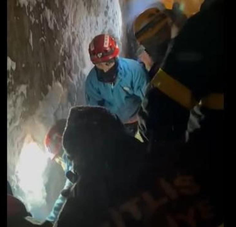 Bitlis’te seyir halindeki yakıt tankeri üzerine çığ düştü; sürücü sağ kurtarıldı