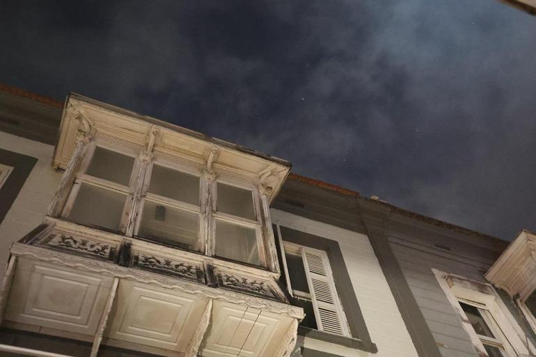 İzmir’de kafenin çatı katında yangın: 2 kişi dumandan etkilendi