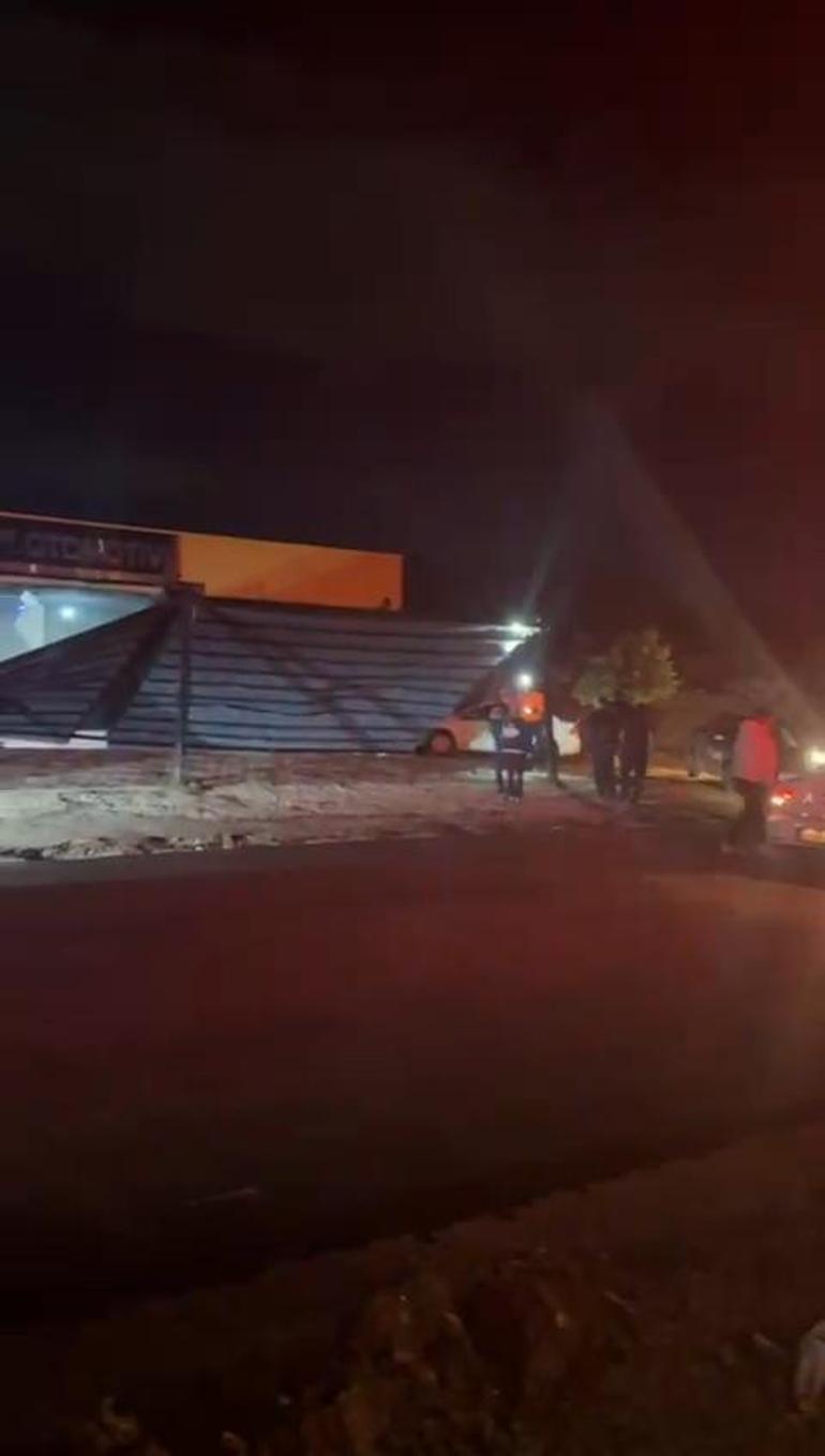 Fırtına, iş yerinin sundurmasını söktü