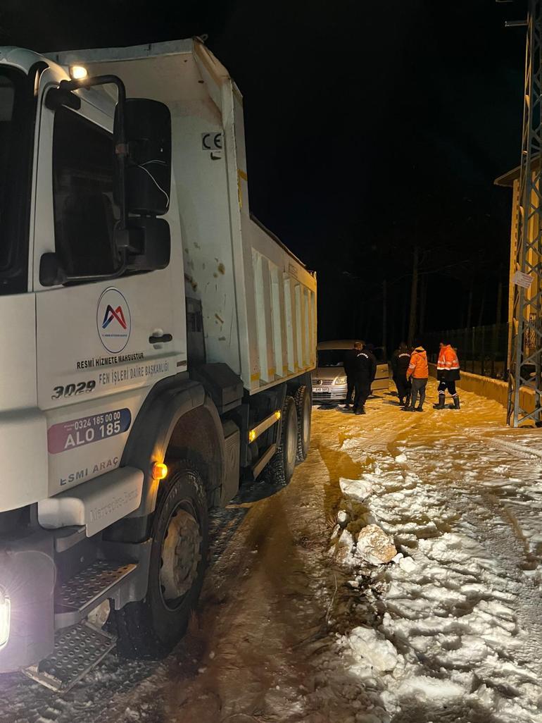 Kara saplanan aracı, belediye ekipleri kurtardı