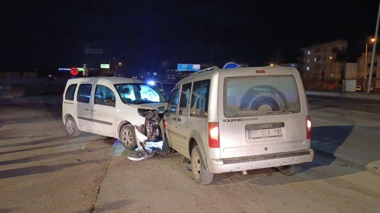Bursada iki hafif ticari araç kafa kafaya çarpıştı: 3 yaralı