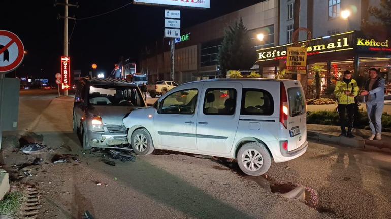 Bursada iki hafif ticari araç kafa kafaya çarpıştı: 3 yaralı