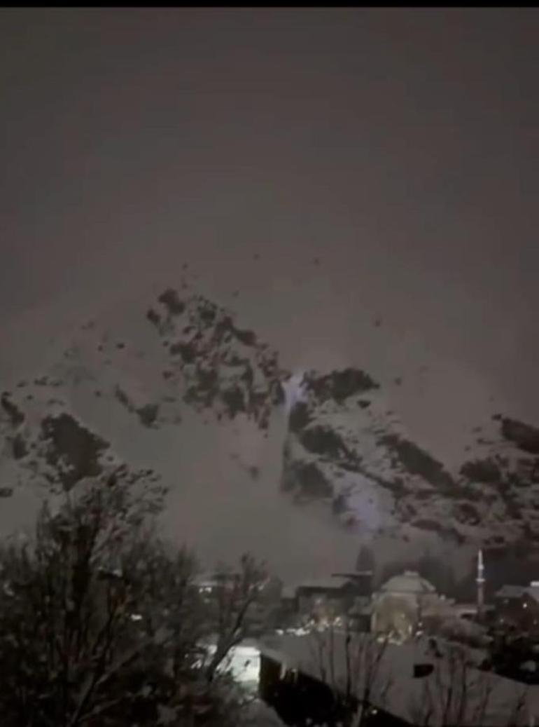 Çatak’ta çığ düşen evde yaralanan kadın öldü; 20 ev tahliye edildi