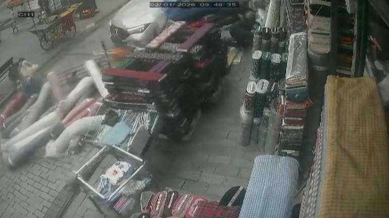 Eminönünde otomobilin motosiklete ve yayalara çarptığı kaza kamerada; 4 yaralı