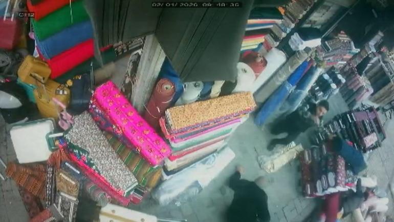 Eminönünde otomobilin motosiklete ve yayalara çarptığı kaza kamerada; 4 yaralı