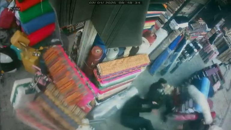 Eminönünde otomobilin motosiklete ve yayalara çarptığı kaza kamerada; 4 yaralı