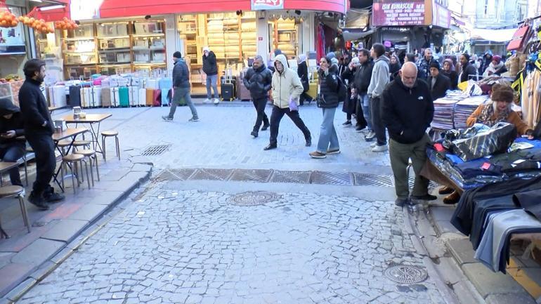 Eminönünde otomobilin motosiklete ve yayalara çarptığı kaza kamerada; 4 yaralı