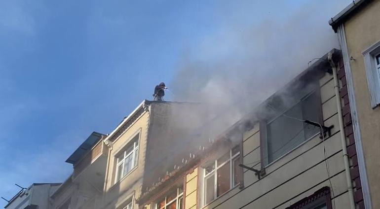 Küçükçekmecede çatıda yangın; alevler bitişik binaya sıçradı
