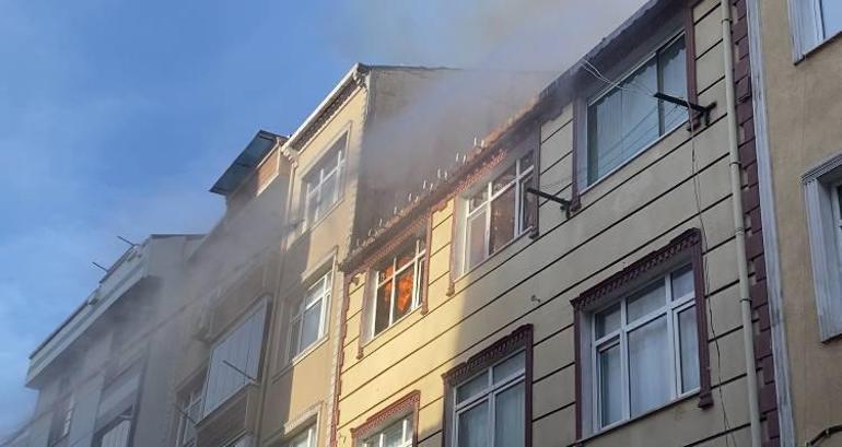 Küçükçekmecede çatıda yangın; alevler bitişik binaya sıçradı