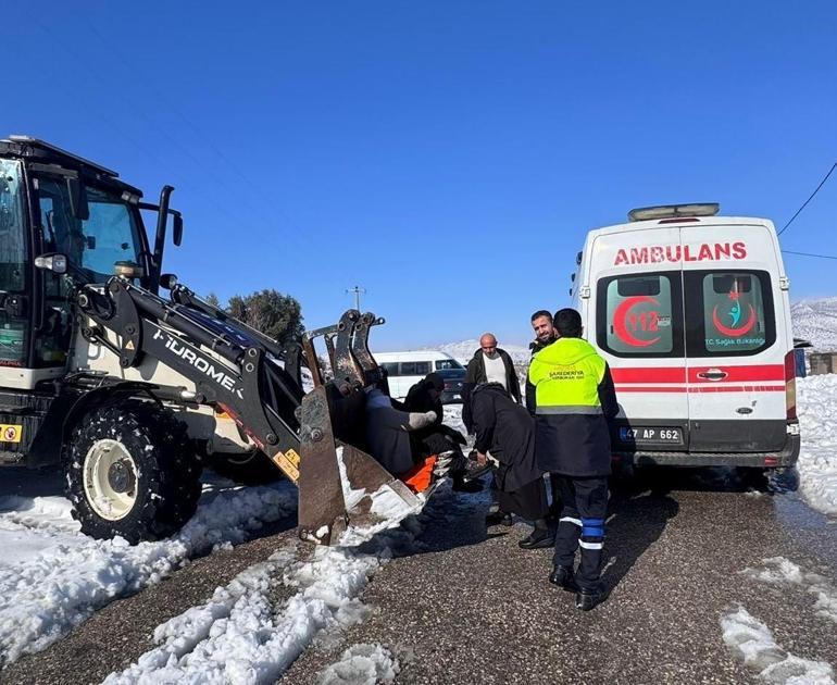 Kardan yolu kapanan mahallede hastalanan kadın, kepçeyle ambulansa taşındı