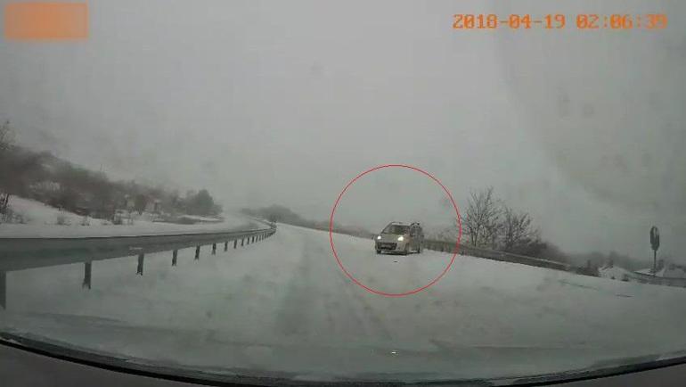 Elazığ’da karlı yolda kontrolden çıkan hafif ticari aracın savrulması kamerada