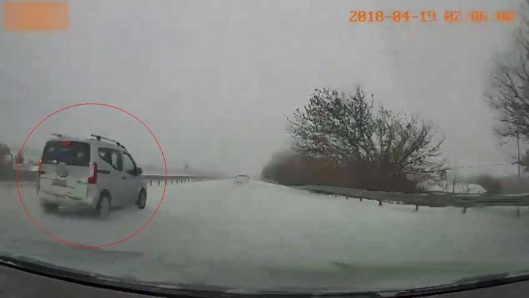 Elazığ’da karlı yolda kontrolden çıkan hafif ticari aracın savrulması kamerada