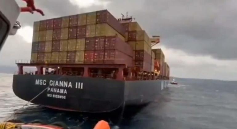 Çanakkale Boğazında sürüklenen tekne kurtarıldı