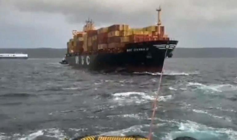 Çanakkale Boğazında sürüklenen tekne kurtarıldı
