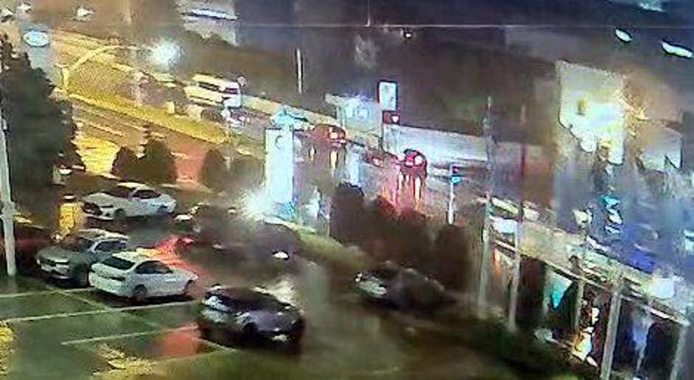 Avcılar’da çaldıkları motosikletle polisten kaçan şüpheliler otomobile çarptı; 1 ağır 2 yaralı