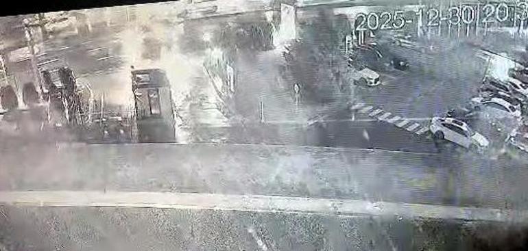 Avcılar’da çaldıkları motosikletle polisten kaçan şüpheliler otomobile çarptı; 1 ağır 2 yaralı