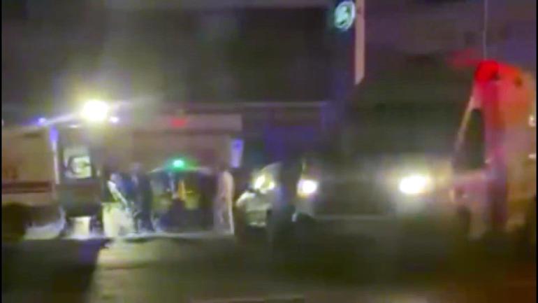 Avcılar’da çaldıkları motosikletle polisten kaçan şüpheliler otomobile çarptı; 1 ağır 2 yaralı