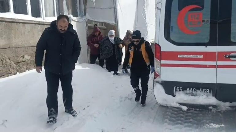 Diyaliz hastası karla kapanan yolda 3 saatlik çalışmayla hastaneye ulaştırıldı