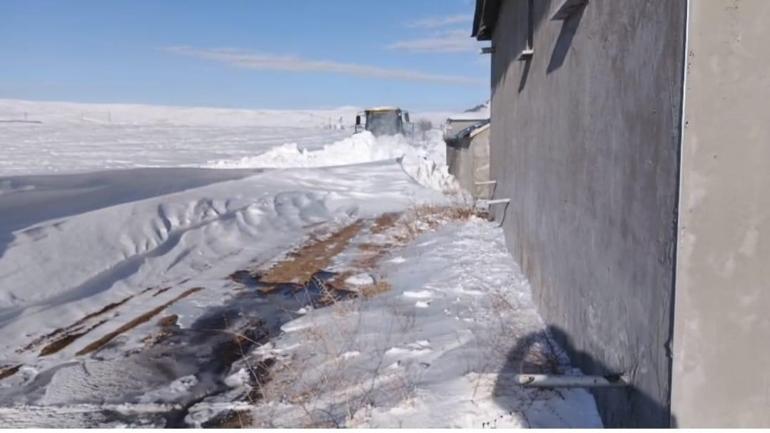 Diyaliz hastası karla kapanan yolda 3 saatlik çalışmayla hastaneye ulaştırıldı