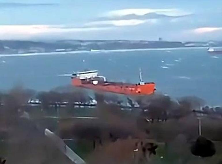 Avcılarda tanker lodosun etkisiyle sahile sürüklendi