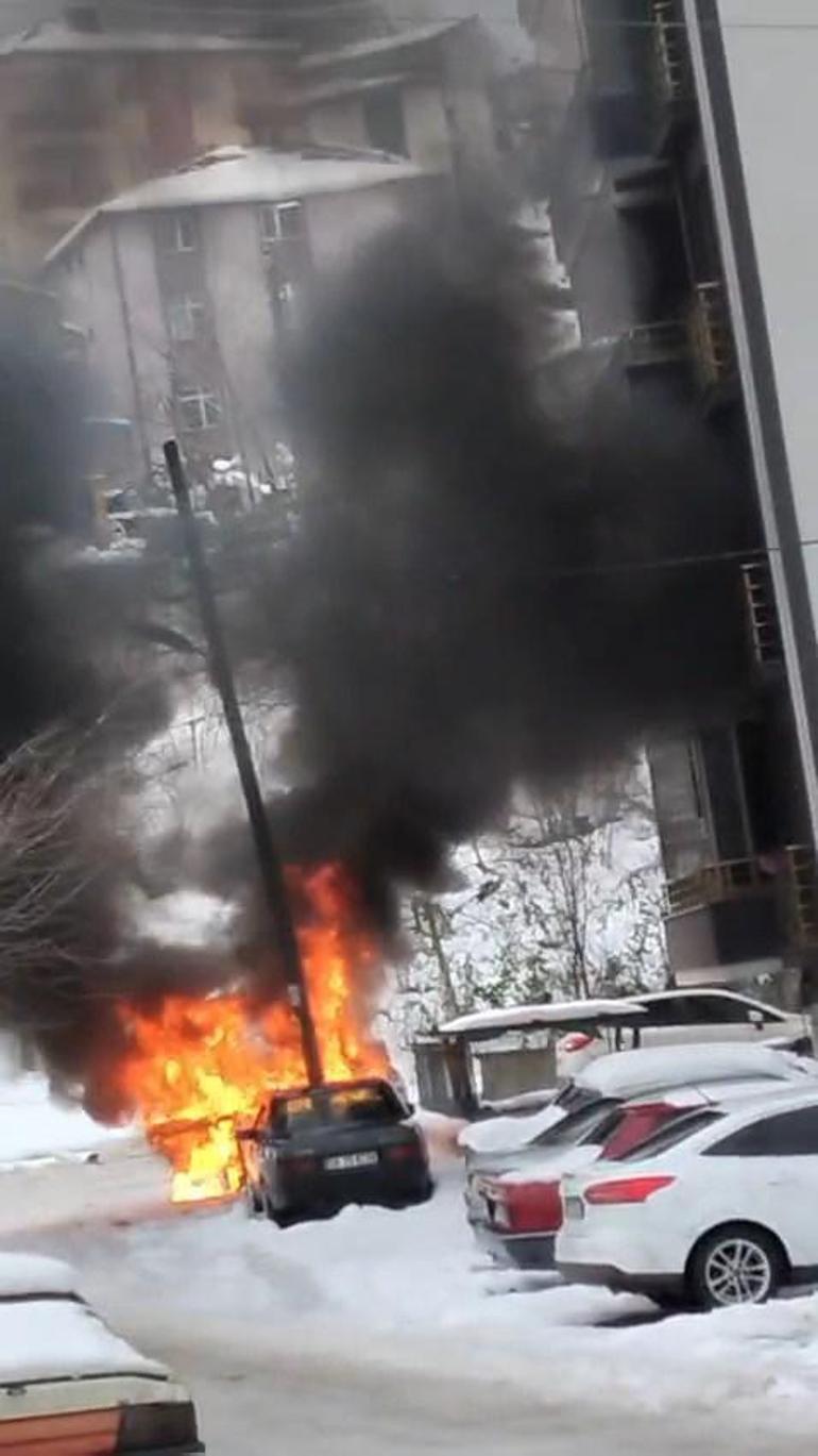 Otomobil alev alev yandı, o anlar kamerada