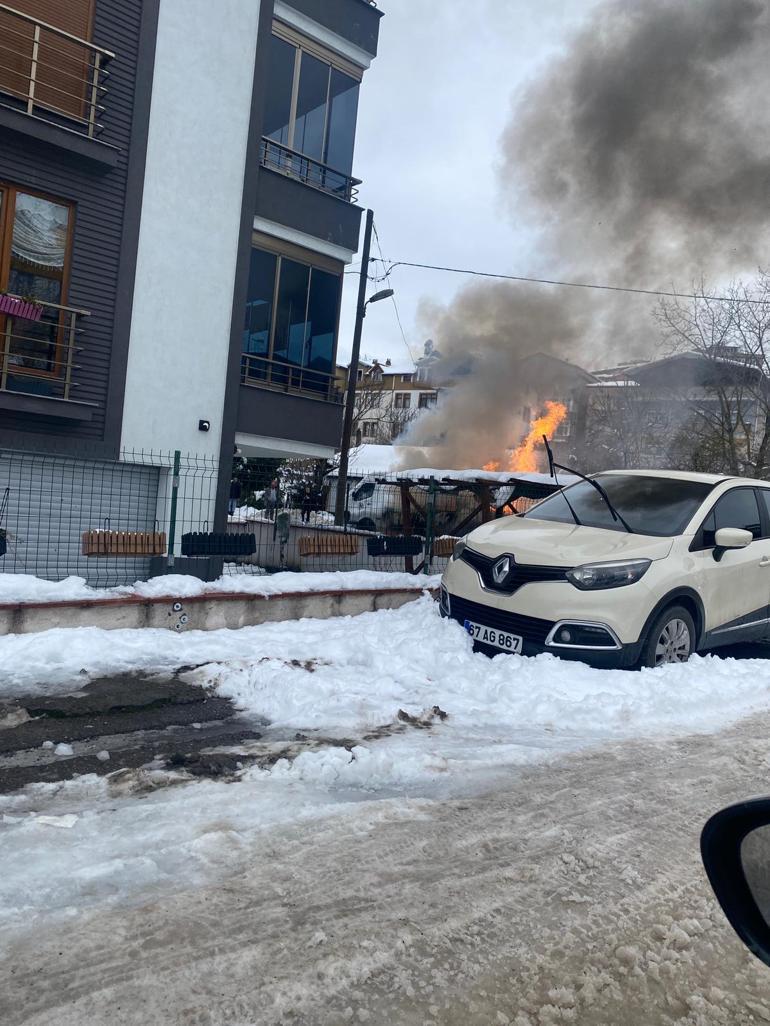 Otomobil alev alev yandı, o anlar kamerada