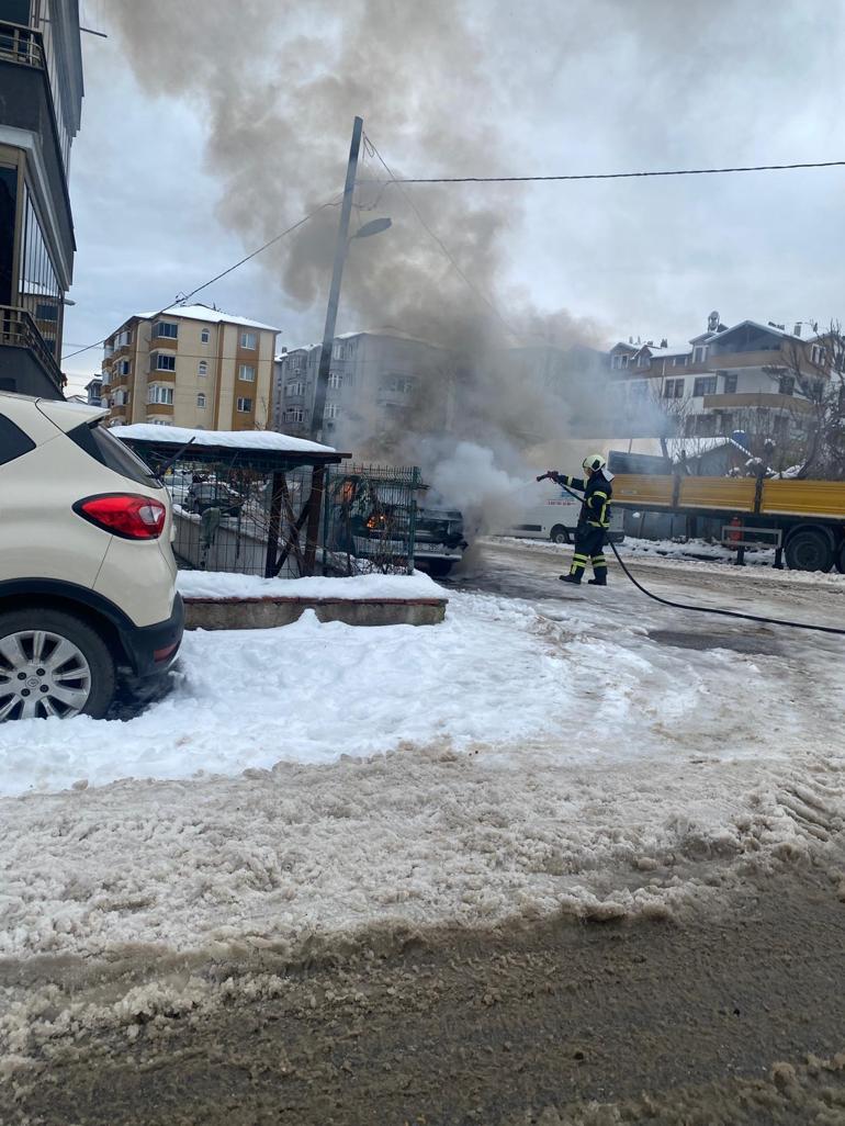 Otomobil alev alev yandı, o anlar kamerada