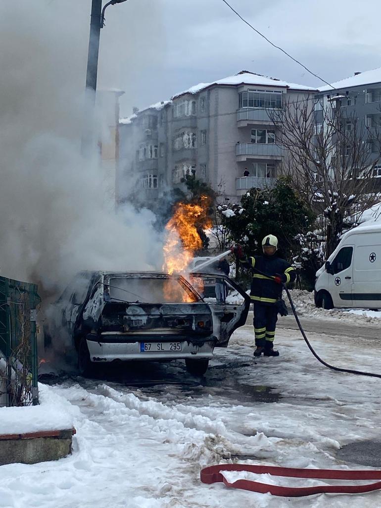 Otomobil alev alev yandı, o anlar kamerada