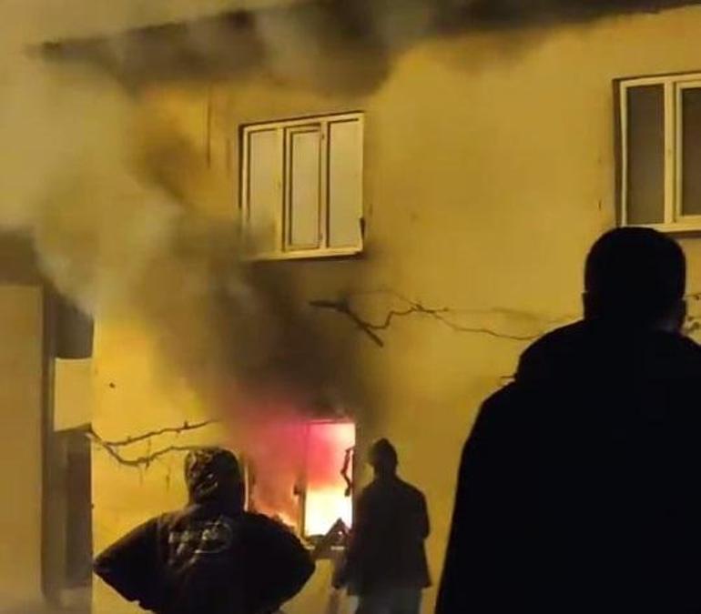 Bursada 2 katlı evde çıkan yangın söndürüldü