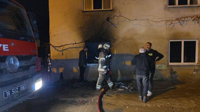 Bursada 2 katlı evde çıkan yangın söndürüldü