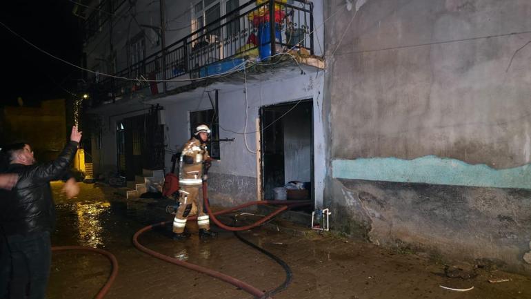 Bursada 2 katlı evde çıkan yangın söndürüldü