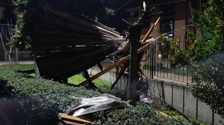 Bursada lodos çatıları uçurdu; araçlar zarar gördü