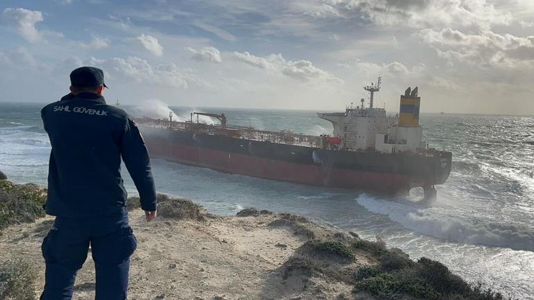 Bozcaada açıklarında fırtınada sürüklenen tanker karaya oturdu