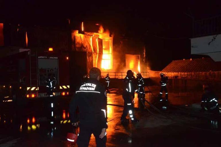 Antalyada soğuk hava deposunda yangın