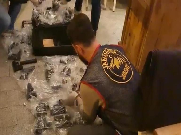 Eyüpsultan’da restorana operasyon; valizde değeri 7,5 milyon lira olan 50 silah bulundu