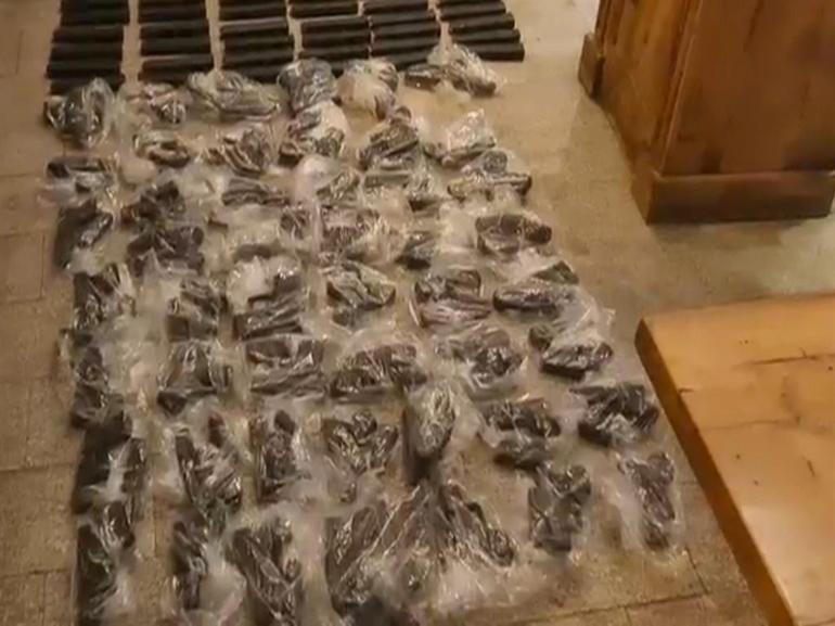 Eyüpsultan’da restorana operasyon; valizde değeri 7,5 milyon lira olan 50 silah bulundu