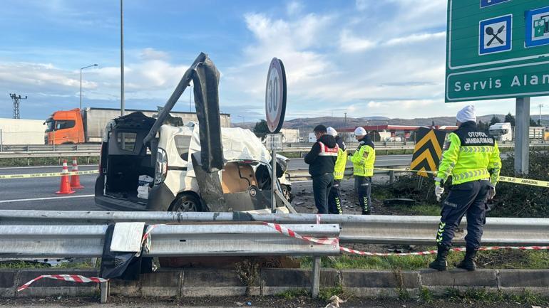 Otoyolda, hafif ticari araç bariyere çarptı: 2 ölü