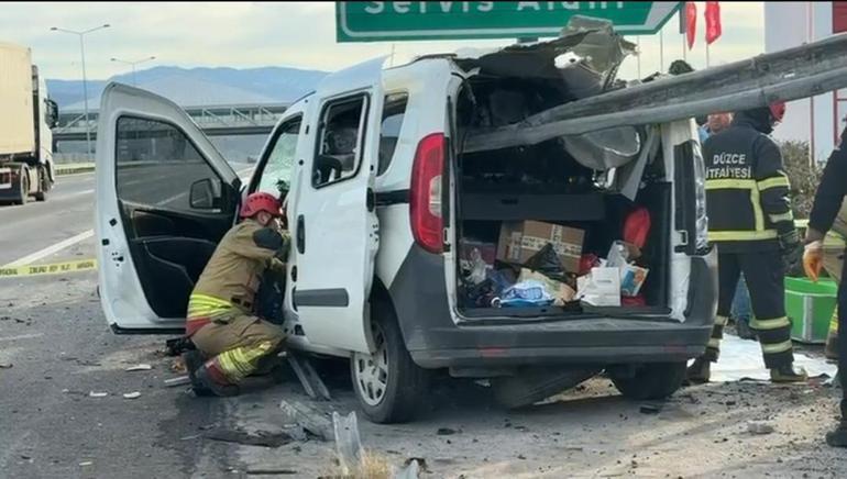Otoyolda, hafif ticari araç bariyere çarptı: 2 ölü