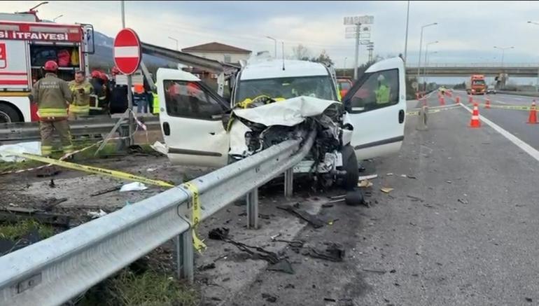 Otoyolda, hafif ticari araç bariyere çarptı: 2 ölü